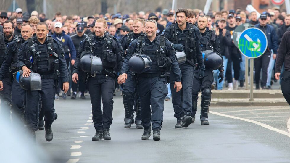 Gute Laune bei den Polizisten, die die Lok-Fans zum Stadion begleiten.