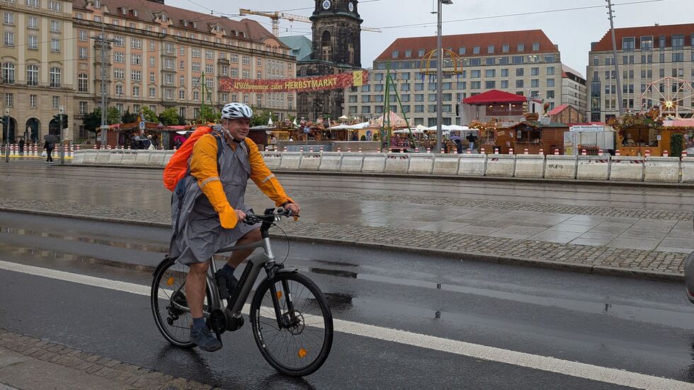 In Regenkleidung - und vorbildlich mit Helm! - ging es für den OB durch die Stadt. In Regenkleidung - und vorbildlich mit Helm! - ging es für den OB durch die Stadt.