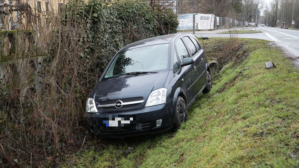 Der Wagen im Graben.