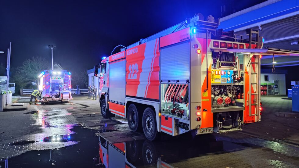 Rettungskräfte am Brandort. Rettungskräfte am Brandort.