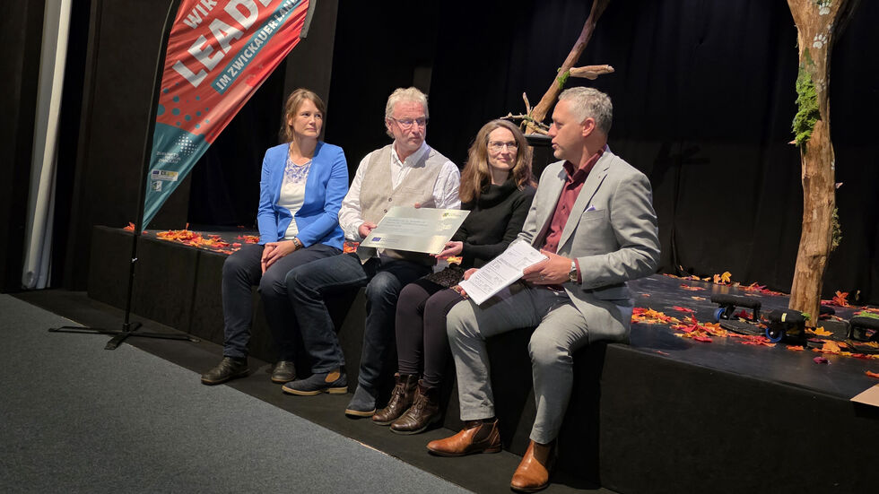 Landrat Carsten Michaelis mit dem Förderbescheid, neben ihm Direktorin Christine Schmidle, Kultour-Z-Chef Jürgen Flemming und Isabel Schauer, Regionalmanagerin der Zukunftsregion Zwickau (von links nach rechts) Landrat Carsten Michaelis mit dem Förderbescheid, neben ihm Direktorin Christine Schmidle, Kultour-Z-Chef Jürgen Flemming und Isabel Schauer, Regionalmanagerin der Zukunftsregion Zwickau (von links nach rechts)