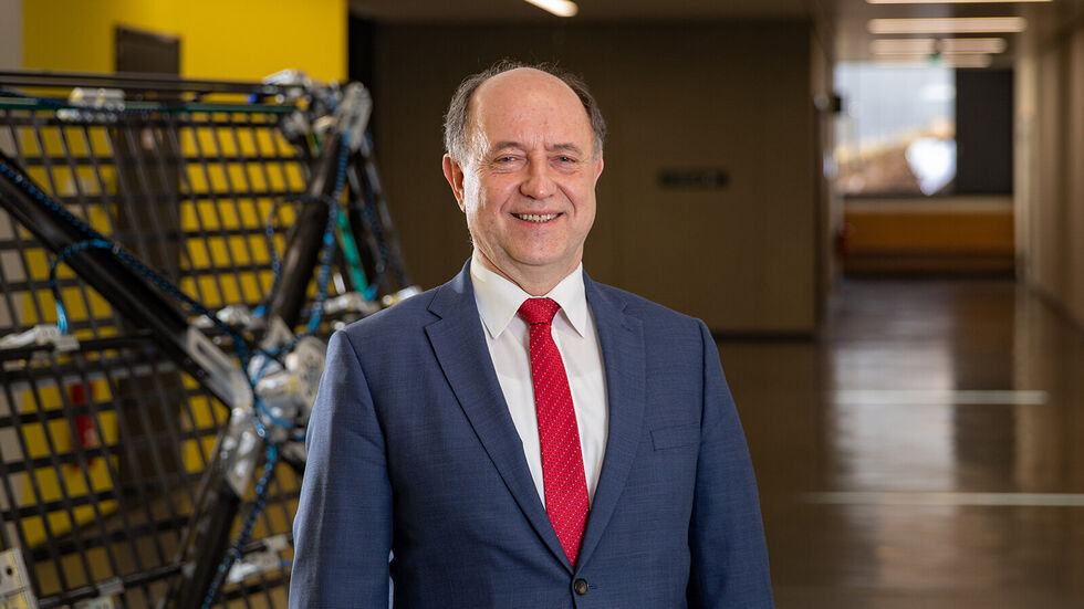 Prof. Dr. Lothar Kroll, Inhaber der Professur Strukturleichtbau und Kunststofftechnik der TU Chemnitz, ist Sprecher des neuen Sonderforschungsbereichs/Transregios „Intelligente Produktionstechnologien für Kunststoff-Leichtbaustrukturen mit belastungsdedizierter 3D-Gradierung der Verstärkungsarchitektur“. Prof. Dr. Lothar Kroll, Inhaber der Professur Strukturleichtbau und Kunststofftechnik der TU Chemnitz, ist Sprecher des neuen Sonderforschungsbereichs/Transregios „Intelligente Produktionstechnologien für Kunststoff-Leichtbaustrukturen mit belastungsdedizierter 3D-Gradierung der Verstärkungsarchitektur“.