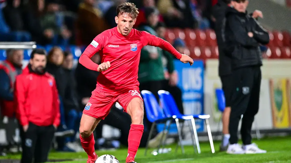 Simon Skarlatidis - hier noch für Unterhaching - am Ball. Simon Skarlatidis - hier noch für Unterhaching - am Ball.