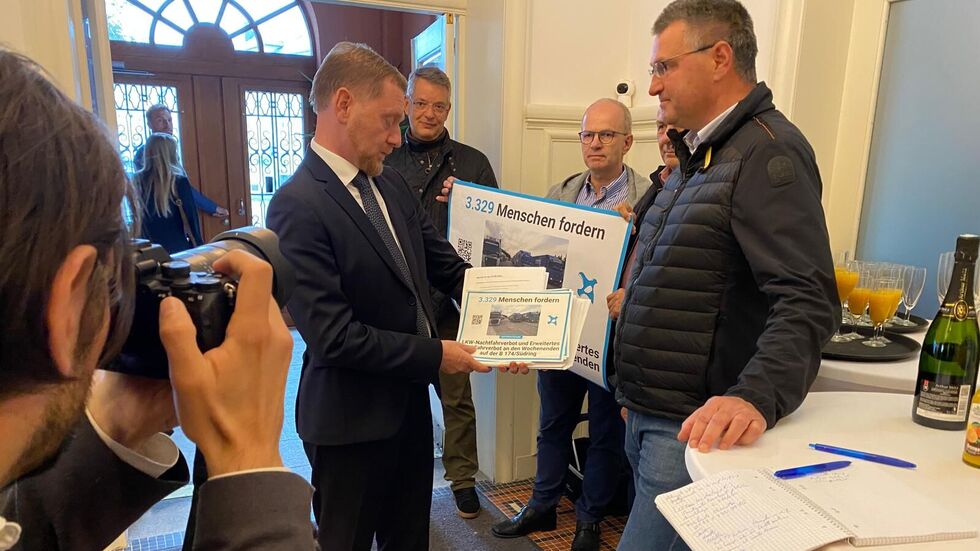 Kai Schüler, Torsten Wolf, Jürgen Uhlig und Jürgen Mädler (v.l.) von der Bürgerinitiative übergaben MP Michael Kretschmer die Petition mit den 3.329 Unterschriften.