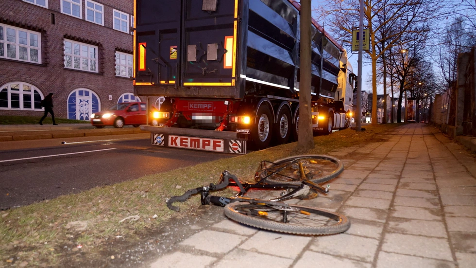 Der Fahrradfahrer wurde mehrere Meter mitgeschleift.