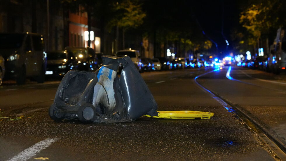 Mülltonnen sind abgefackelt worden. Mülltonnen sind abgefackelt worden.