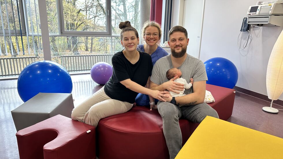 Die ersten, die am 08. November mit den neuen Modulen entbunden haben: Johanna M. und Tom K. mit Tochter Alma und Hebamme Sophie K.
 