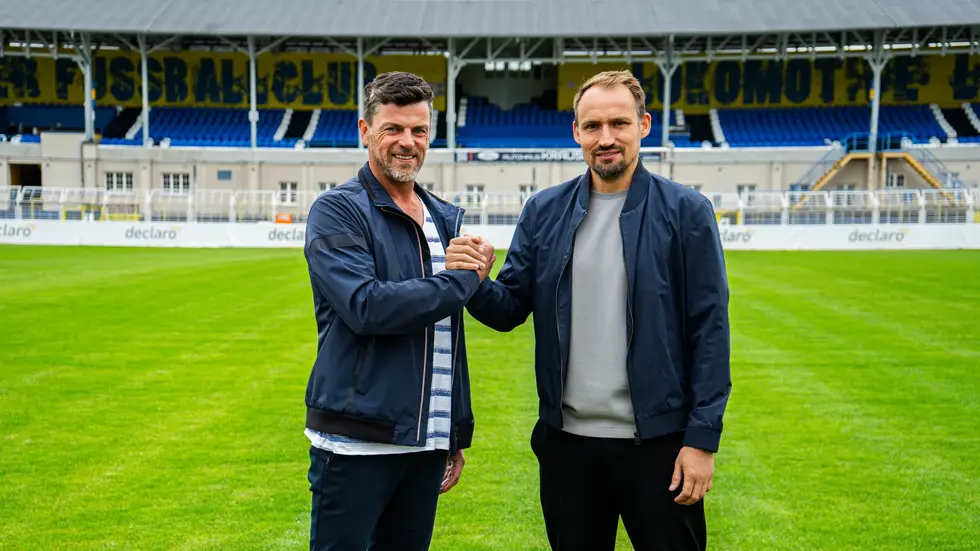 Loks neuer Cheftrainer Torsten Ziegner (48, li.) mit Sportdirektor Toni Wachsmuth am Montag im Bruno-Plache-Stadion. Loks neuer Cheftrainer Torsten Ziegner (48, li.) mit Sportdirektor Toni Wachsmuth am Montag im Bruno-Plache-Stadion.