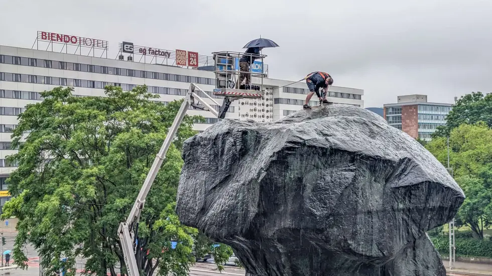 Am Karl-Marx-Monument ist eine Materialprobe entnommen worden. Sie bereitet die Restaurierung und eine spätere Öffnung am Marx-Kopf vor.
Am Karl-Marx-Monument ist eine Materialprobe entnommen worden. Sie bereitet die Restaurierung und eine spätere Öffnung am Marx-Kopf vor.