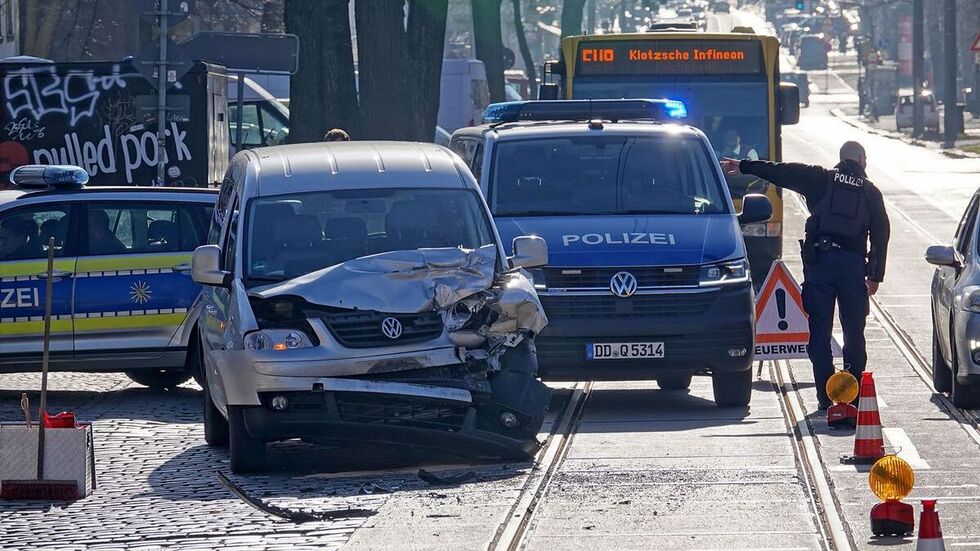 Trotz deutlichem Schaden am Fahrzeug ist der VW-Fahrer glücklicherweise nur leicht verletzt worden.