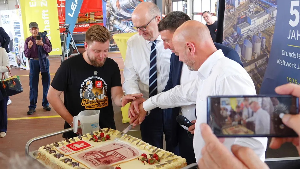 Nico Vassiliadis (IGBCE), Ministerpräsident Dietmar Woidke, LEAG-Kraftwerksleiter Jänschwalde Robert Brandt und LEAG-Personalvorstand Jörg Waniek (v.l.n.r.) schneiden gemeinsam die Torte an.