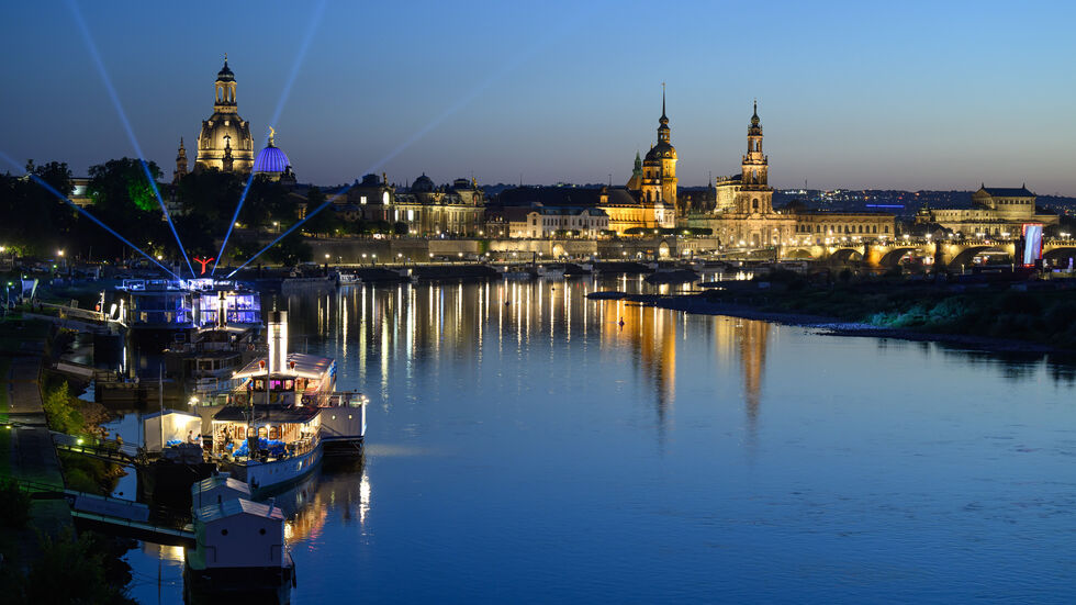 Das Altstadt-Panorama ohne Carolabrücke - dieser Anblick bietet sich vom Wasser aus auf der Danke-Parade der Weißen Flotte