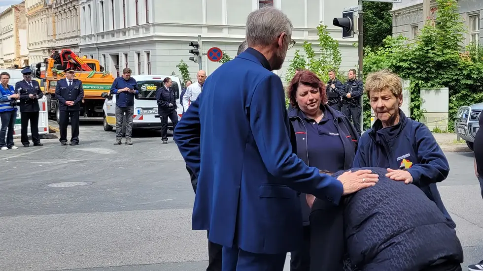 Sachsens Innenminister tröste einen Angehörigen der beiden vermissten Rumäninnen, ihren Lebensgefährten.