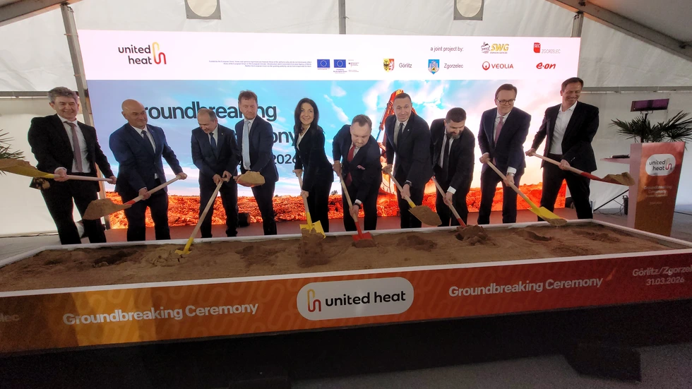 Feierlicher Spatenstich für "United Heat":  Matthias Block (Vorstandsvorsitzender Stadtwerke Görlitz AG), Rafał Gronicz
(Bürgermeister Zgorzelec), Octavian Ursu (Oberbürgermeister Görlitz), Michael Kretschmer (Ministerpräsident Sachsen), Katherina
Reiche (Bundesministerin für Wirtschaft und Energie), Konrad Wojnarowski (Unterstaatssekretär des polnischen
Energieministeriums), Paweł Gancarz (Marschall der Woiwodschaft Niederschlesien), Adam Kampa (Geschäftsführer Szczecińska
Energetyka Cieplna Sp. z o.o.), Marten Bunnemann (CEO E.ON Energy Infrastructure Solutions), Martin Ridder (CEO des
Geschäftsbereichs Energie & Wasser von Veolia) (v.l.n.r.) geben gemeinsam den Startschuss für das grenzüberschreitende
Fernwärmeprojekt.