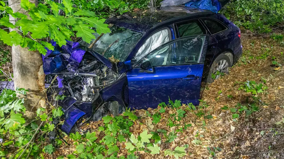 Das Autowrack im Straßengraben. Das Autowrack im Straßengraben.