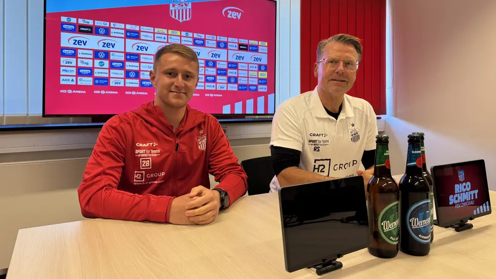 Spieler Saniel Haubner und Trainer Rico Schmitt am Donnerstagnachmittag vor Medienvertretern