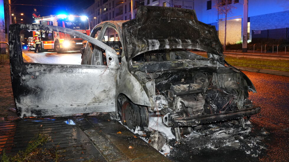 Das Auto brannte fast komplett aus. Das Auto brannte fast komplett aus.