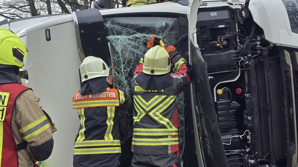 Kameraden der Feuerwehr mussten den Polen durch eine zuvor herausgeschnittene Frontscheibe aufwendig aus dem Führerhaus befreien.
