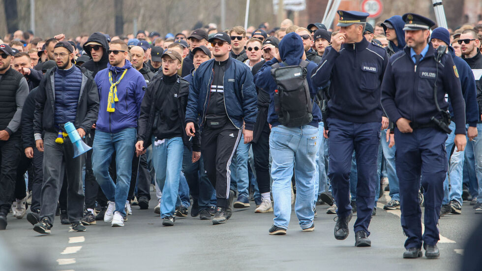 Die Lok-Fans auf dem Weg zum Alfred-Kunze-Sportpark. Die Lok-Fans auf dem Weg zum Alfred-Kunze-Sportpark.