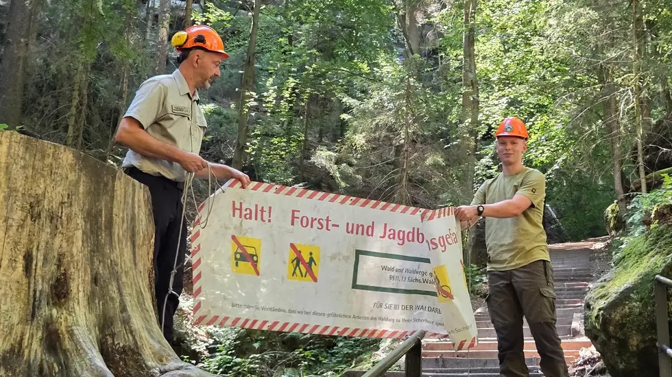 28 Forstwirte und vier Ranger haben unter der Leitung von Nationalpark-Revierförsters Frank Wagner vier wichtige Wanderwege freigegeben