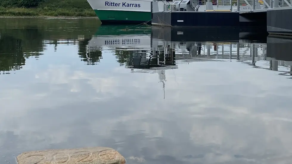 Der Coswiger Hungerstein befindet sich in der Nähe des Fähranlegers Coswig-Kötitz Der Coswiger Hungerstein befindet sich in der Nähe des Fähranlegers Coswig-Kötitz