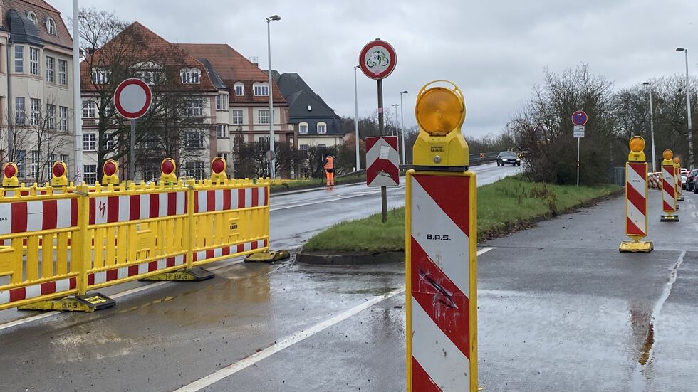 Die seit Monaten gesperrte Wundtstraßen-Brücke im Süden von Leipzig soll am Freitag endlich wieder freigegeben werden. Die seit Monaten gesperrte Wundtstraßen-Brücke im Süden von Leipzig soll am Freitag endlich wieder freigegeben werden.