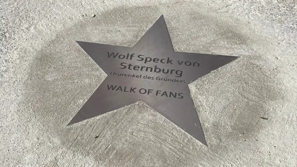 Der erste Stern wurde dem Freiherr Wolf Dietrich Speck von Sternburg gewidmet, dem Urenkel vom Sternburg-Gründer.