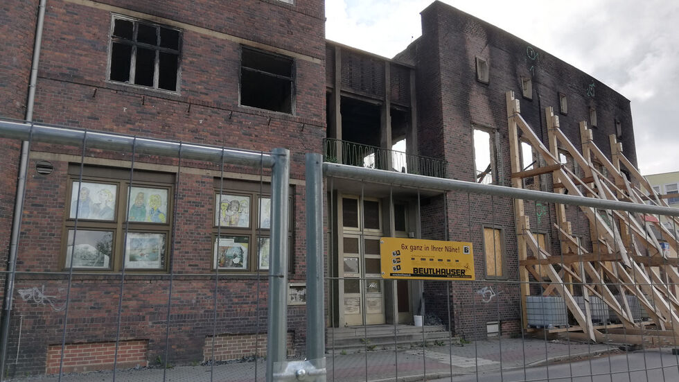 Volkshaus Weißwasser - nach Brandstiftung zum großen Teil zerstört.