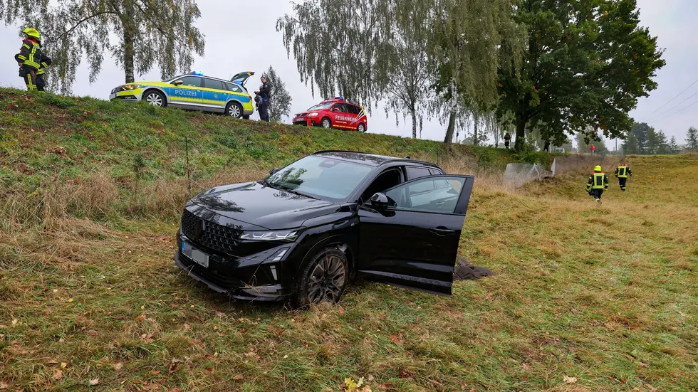 Das Auto kam auf einer Wiese zum Stehen. Das Auto kam auf einer Wiese zum Stehen.