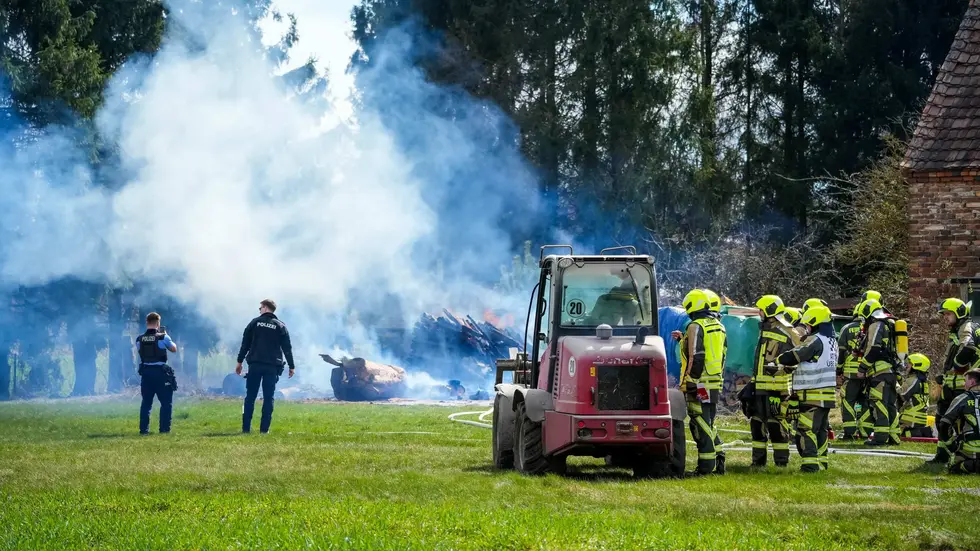 Gegen Mittag wurden die Einsatzkräfte zu dem Brand alamiert Gegen Mittag wurden die Einsatzkräfte zu dem Brand alamiert