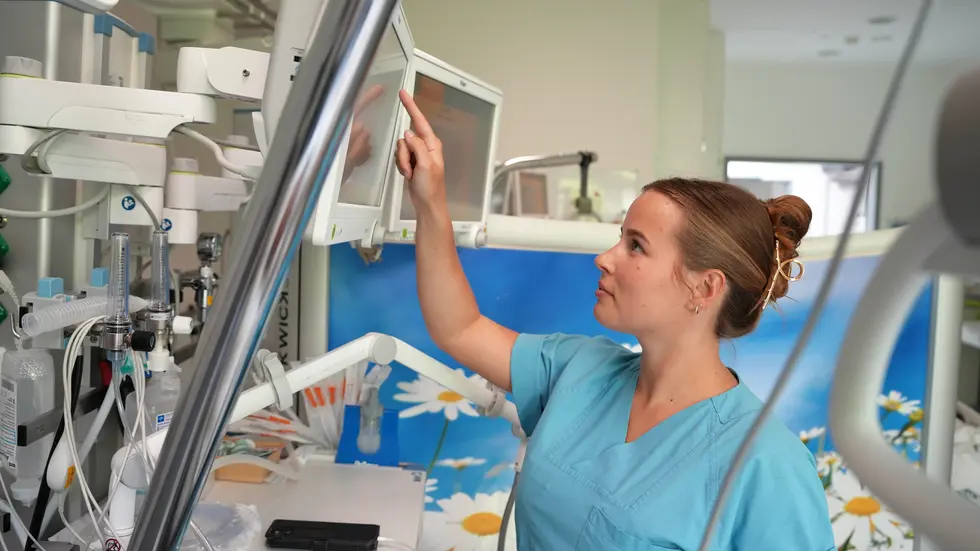 Gina Jans arbeitet auf der Intensivstation K061 am Klinikum Chemnitz. Zwischen Herz und High-Tech erlebt sie Erfolg, Abschied und echte Teamarbeit. Gina Jans arbeitet auf der Intensivstation K061 am Klinikum Chemnitz. Zwischen Herz und High-Tech erlebt sie Erfolg, Abschied und echte Teamarbeit.