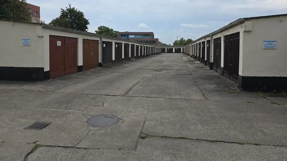 Im Garagenhof Mockau-West an der Katzmannstraße gibt es über 200 alte DDR-Garagen.