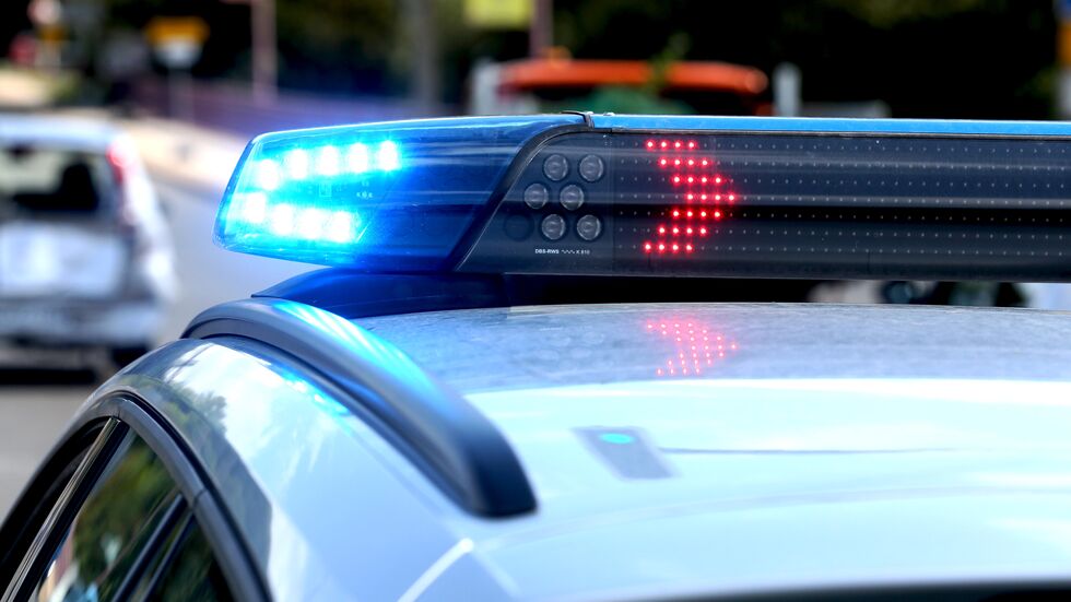 Ein Polizeiauto ist zu sehen.