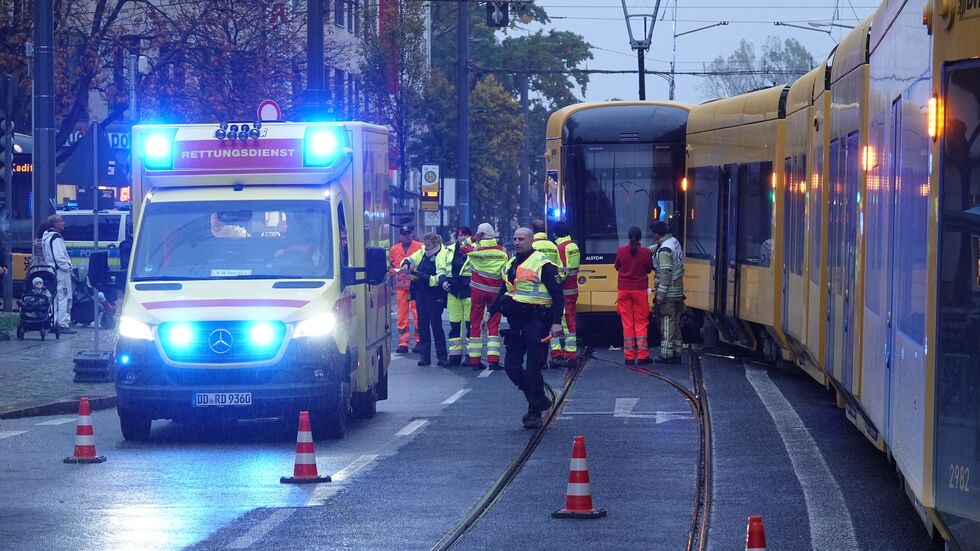 Die beiden Straßenbahnen stießen in Höhe Altpieschen zusammen.