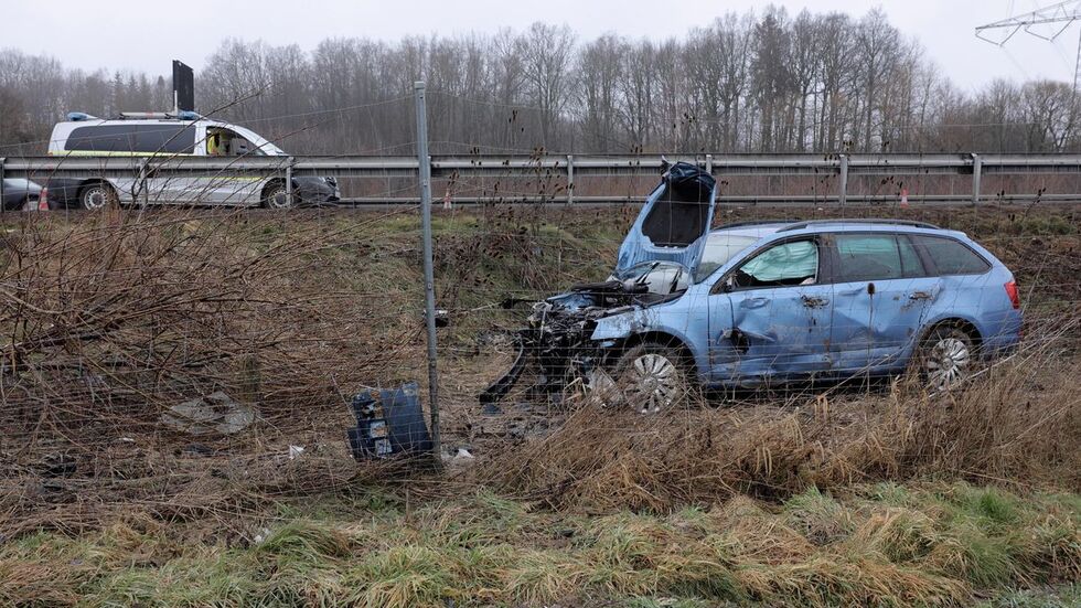 Der Skoda hatte die Leiptplanke durchbrochen.