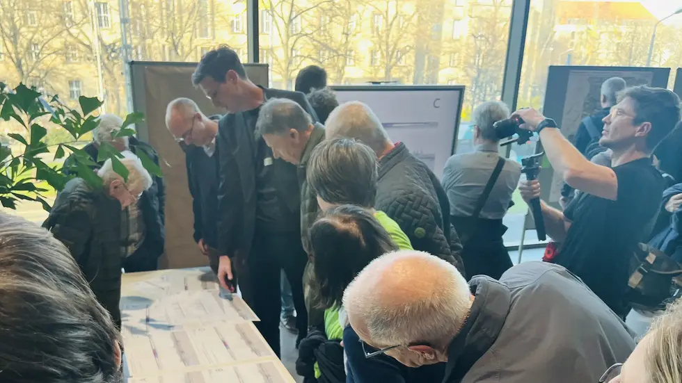 Viele Dresdner drängten sich an den Ständen der Architekten, um erste Entwürfe zu sehen