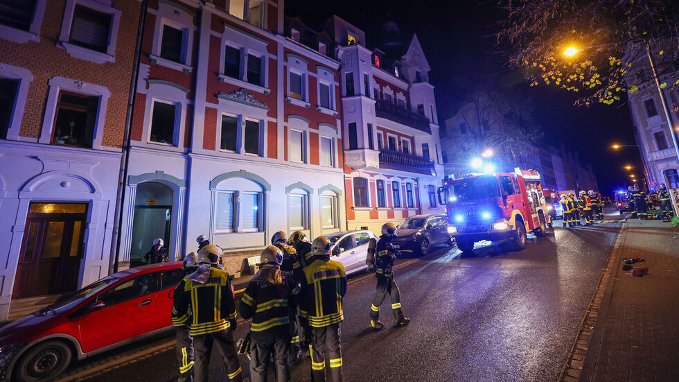 Die Feuerwehr musste das Mehrfamilienhaus evakuieren. Die Feuerwehr musste das Mehrfamilienhaus evakuieren.