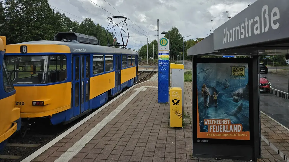 Hier auf der Heiterblickallee in Leipzig (Haltestelle Ahornstraße) wurde die Seniorin überfallen.