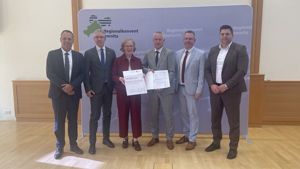 Infrastrukturministerin Regina Kraushaar übergibt den Fördermittelbescheid Carsten Michaelis, Landrat Zwickau - neben ihm Sven Krüger, Landrat Mittelsachsen, und Thomas Hennig, Landrat Vogtland (ganz rechts); neben der Ministerin Ralph Burghart, Bürgermeister Chemnitz, und Rico Anton, Landrat Erzgebirge (ganz links)