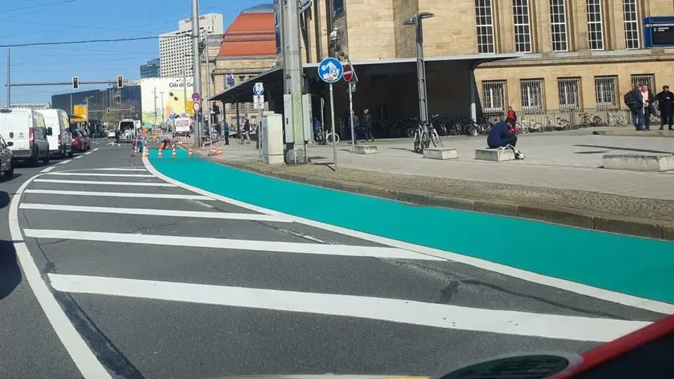So einen Radstreifen soll jetzt auch die Riebeckstraße kriegen - und dafür zwei Fahrstreifen einbüßen. So einen Radstreifen soll jetzt auch die Riebeckstraße kriegen - und dafür zwei Fahrstreifen einbüßen.