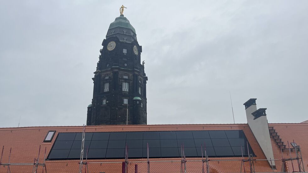 Die Innenhöfe des Rathauses bekommen insgesamt 625 Solarmodule aufs Dach