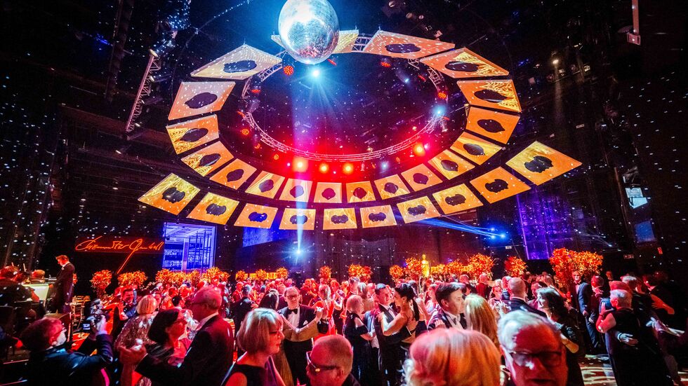 Gäste feiern eine rauschende Ballnacht.