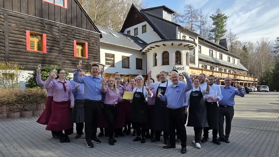 Das Team der Köhlerhütte feiert den Holidaycheck-Award in Gold.