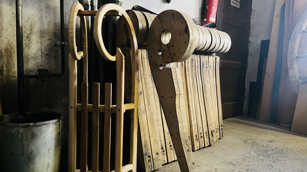 Über diese Holzmodelle (im Hintergrund) wird das Eschenholz gebogen, um die typischen Rundungen für den Hörnerschlitten zu bekommen Über diese Holzmodelle (im Hintergrund) wird das Eschenholz gebogen, um die typischen Rundungen für den Hörnerschlitten zu bekommen