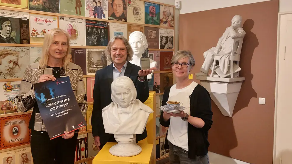 Kulturamtsleiterin Bianca Dommes, Schumann-Haus-Direktor Thomas Synofzik und Grit Weise vom Kulturamt (v.l.n.r.) Kulturamtsleiterin Bianca Dommes, Schumann-Haus-Direktor Thomas Synofzik und Grit Weise vom Kulturamt (v.l.n.r.)