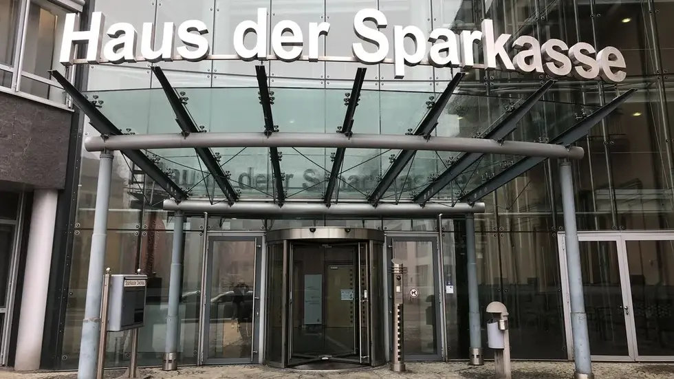 Das Haus der Sparkasse an der Crimmitschauer Straße Das Haus der Sparkasse an der Crimmitschauer Straße