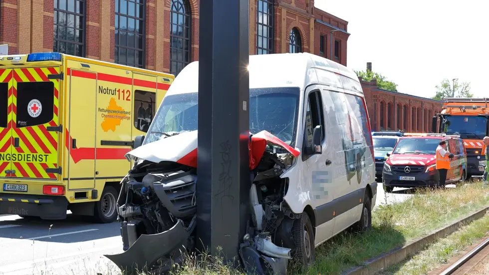 Vor dem Industriemuseum ist ein Transporterfahrer gegen einen Straßenbahnmast gekracht. Der 49-Jährige hatte schon am Freitag Nachmittag in der Hitze nach einer Wasserflasche gegriffen und dabei das Lenkrad verrissen. Mehrere Bahnen fielen aus. Vor dem Industriemuseum ist ein Transporterfahrer gegen einen Straßenbahnmast gekracht. Der 49-Jährige hatte schon am Freitag Nachmittag in der Hitze nach einer Wasserflasche gegriffen und dabei das Lenkrad verrissen. Mehrere Bahnen fielen aus.