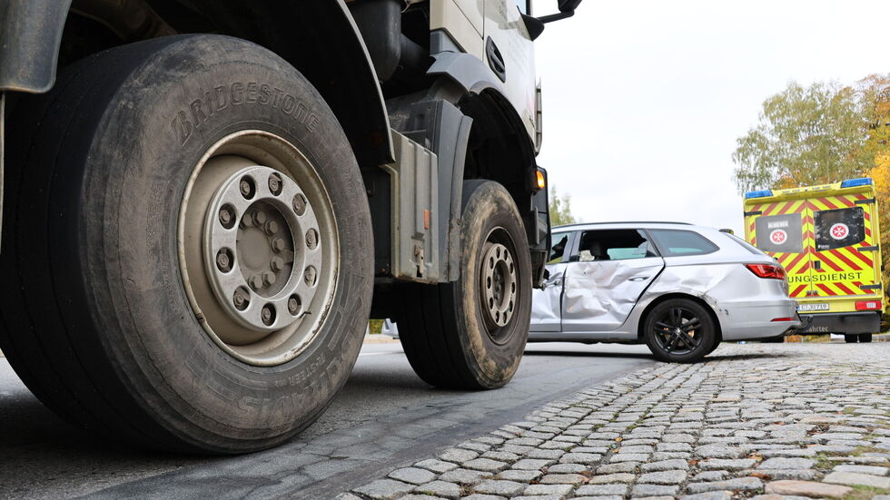 Gut 30 Meter schleifte der LKW den Seat vor sich her.