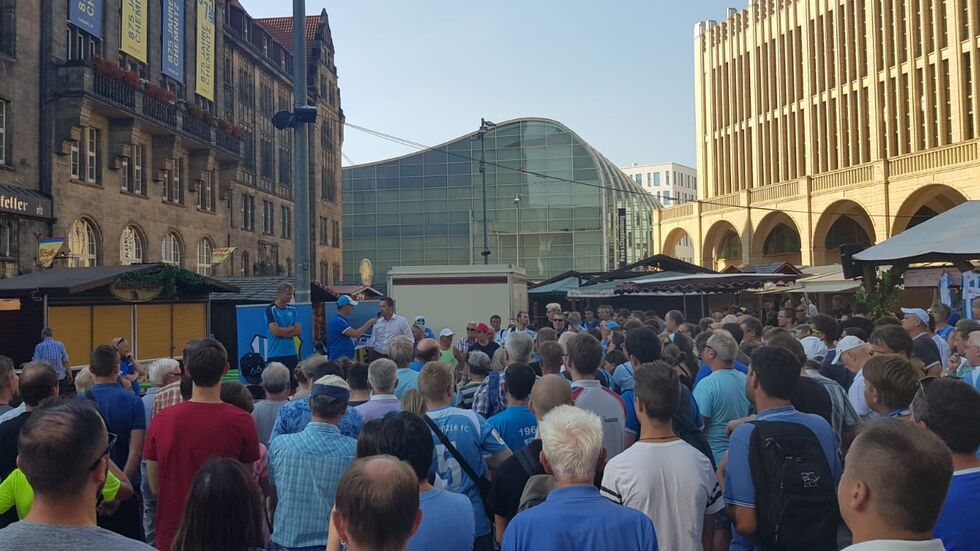 Auf dem Neumarkt stellte sich die komplette Mannschaft den Fans vor. (Foto: Redaktion)
