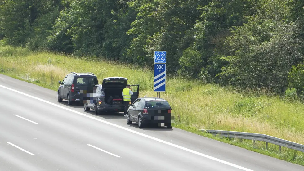 Einige Fahrzeuge hielten auf der Standspur an. Einige Fahrzeuge hielten auf der Standspur an.